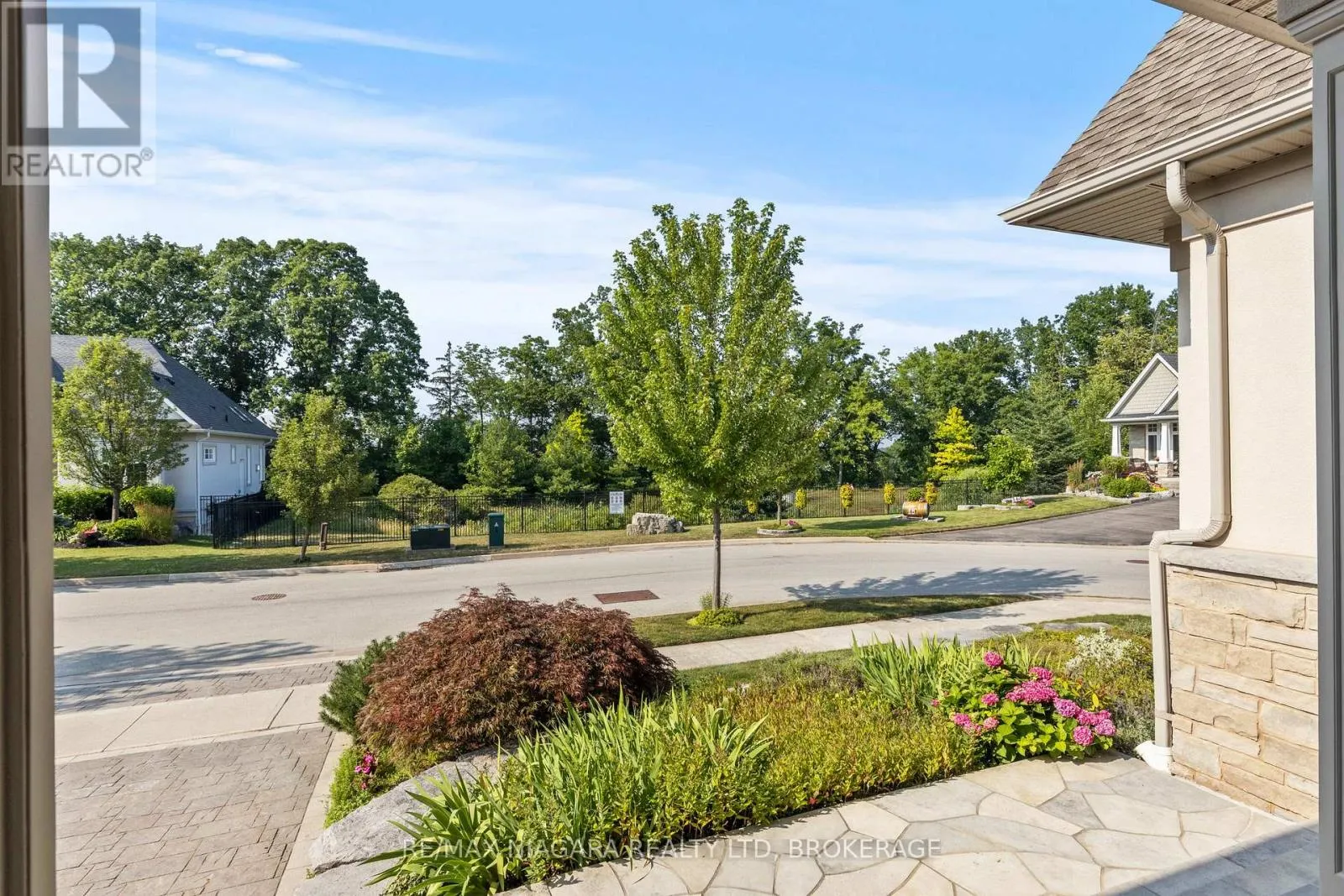 44 STONERIDGE CRESCENT