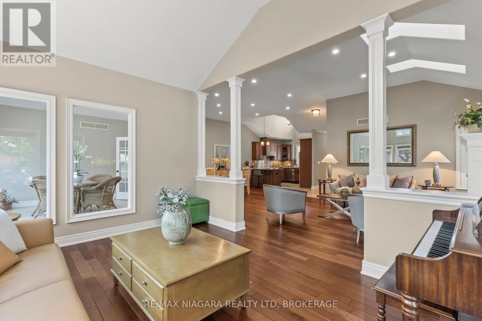 44 STONERIDGE CRESCENT