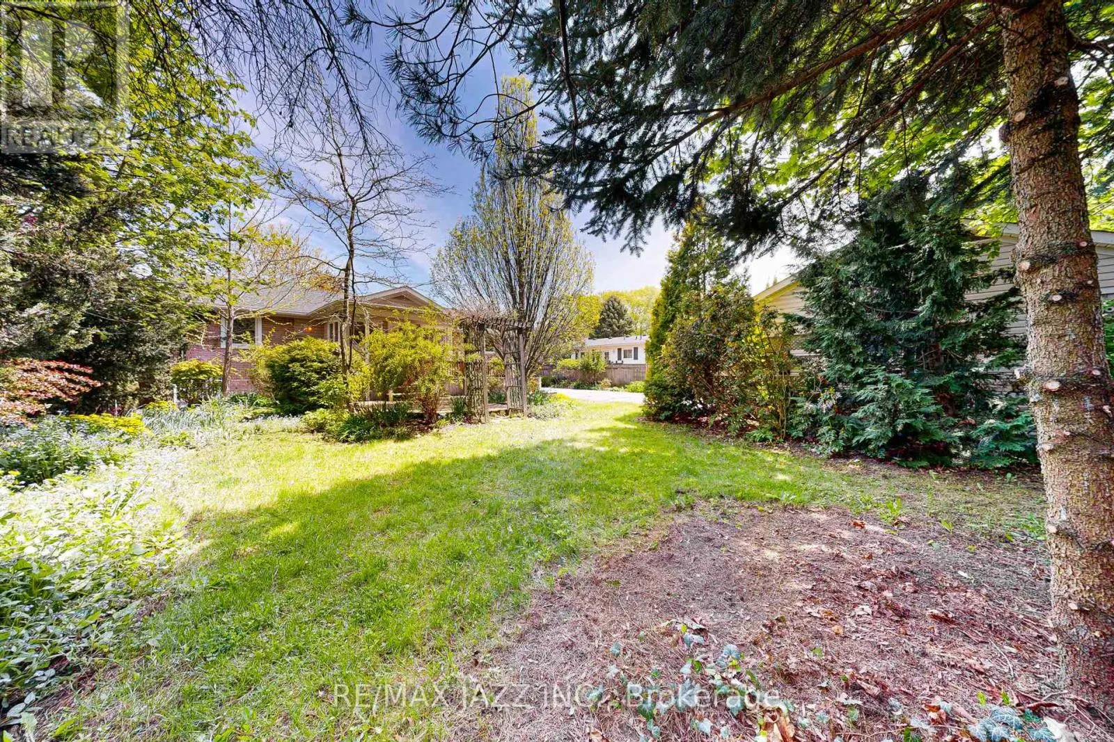 13 SPRINGBROOK ROAD