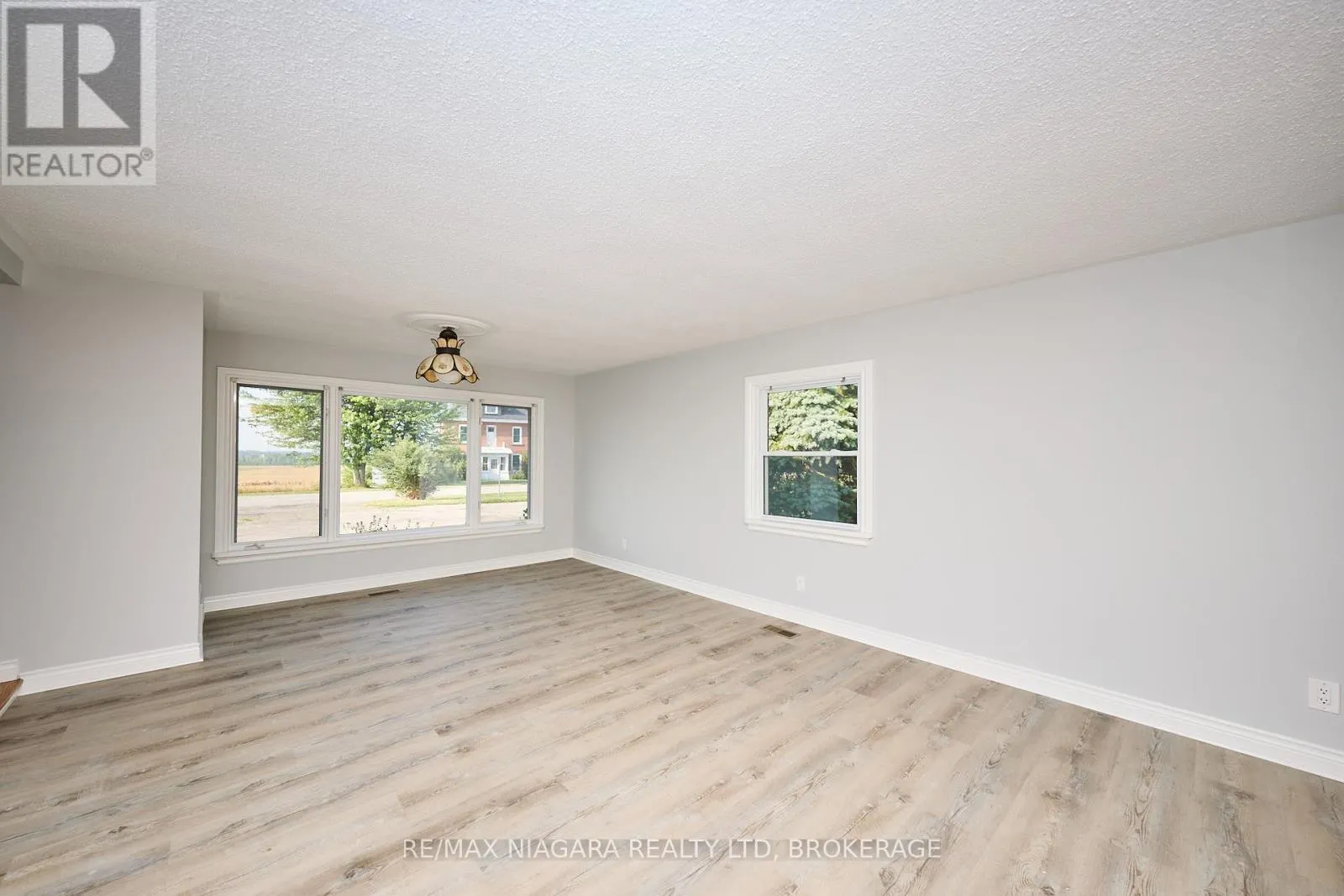 298 RIDGE ROAD W