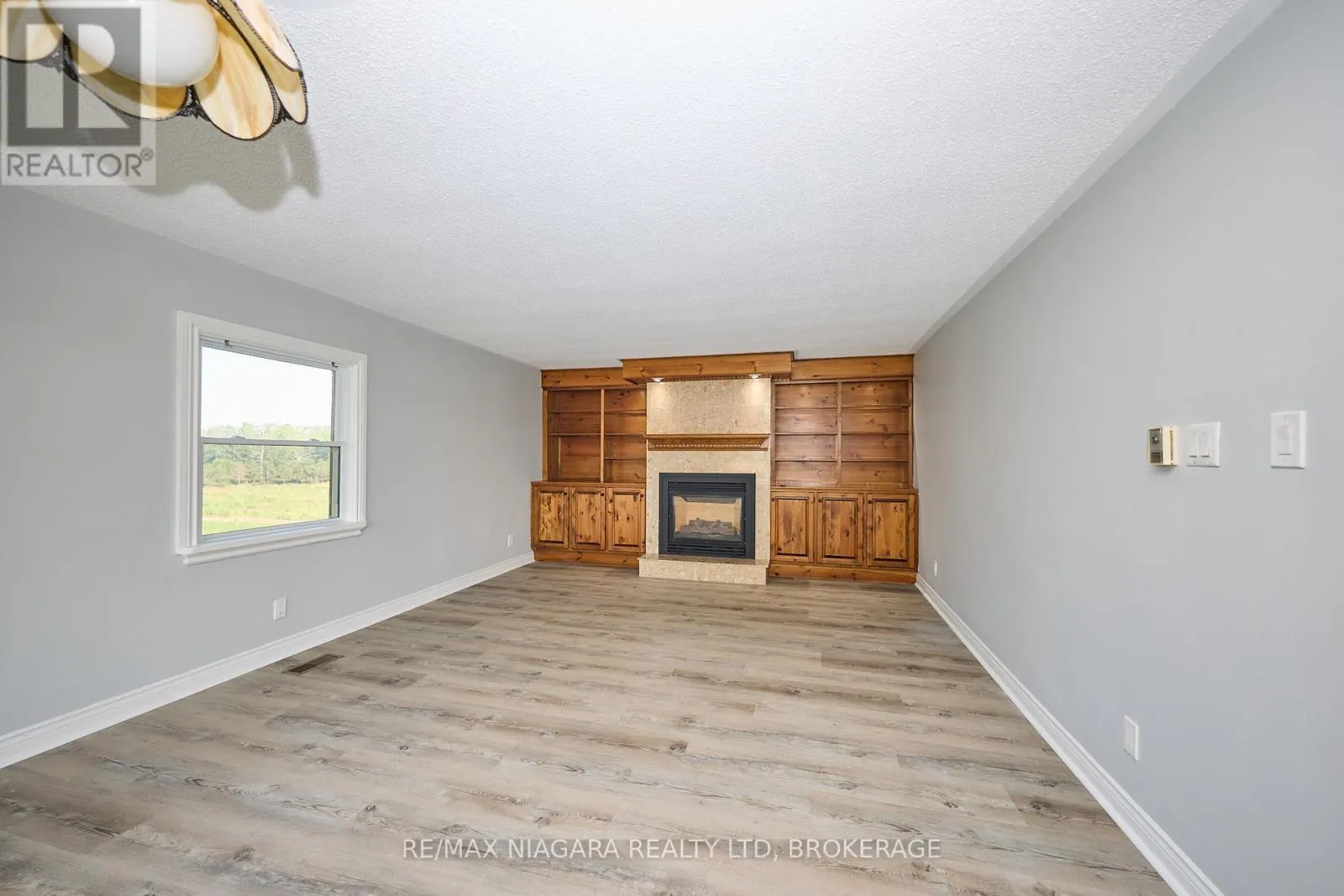 298 RIDGE ROAD W