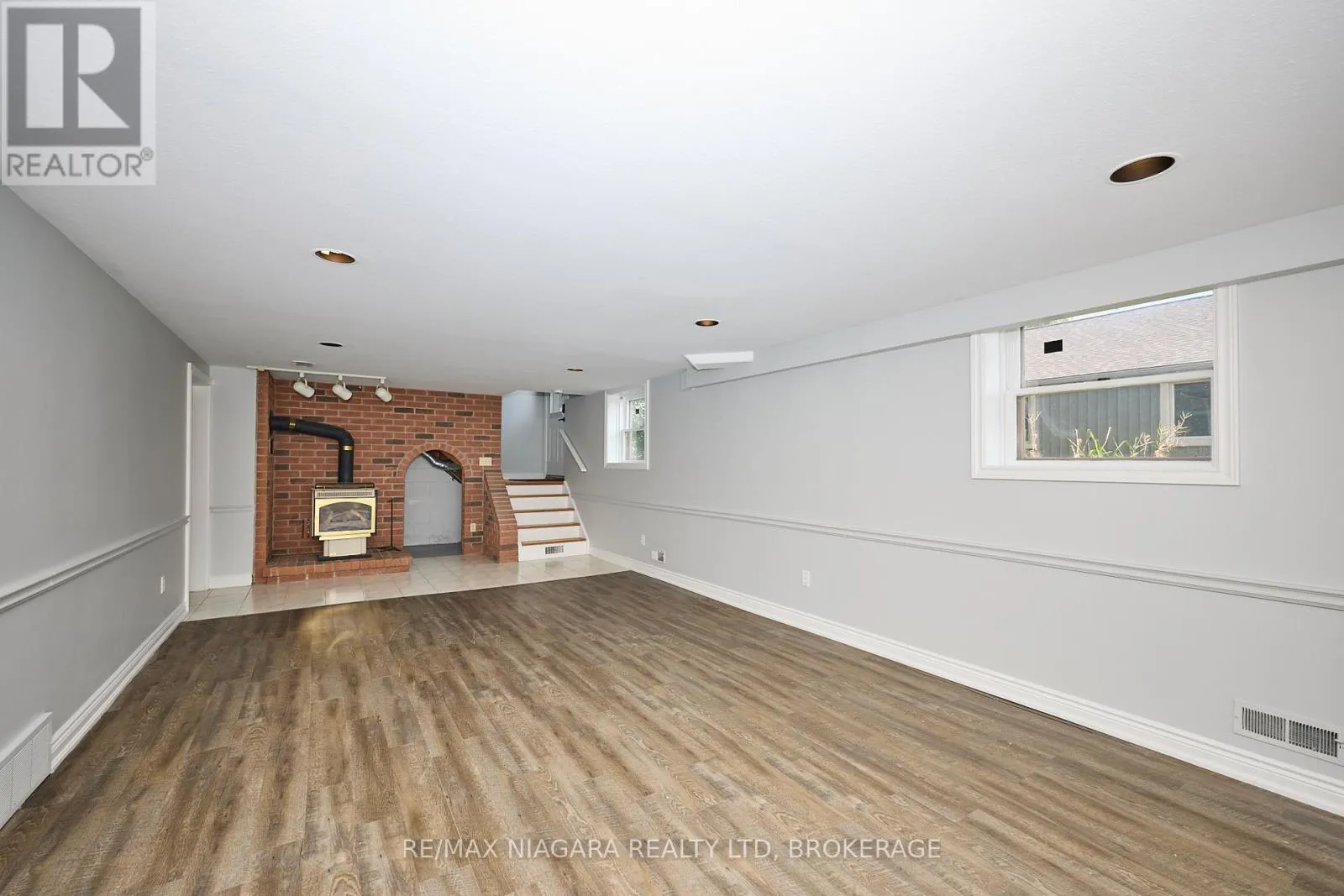 298 RIDGE ROAD W
