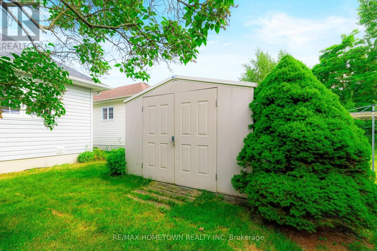 1026 CRESTWOOD DRIVE