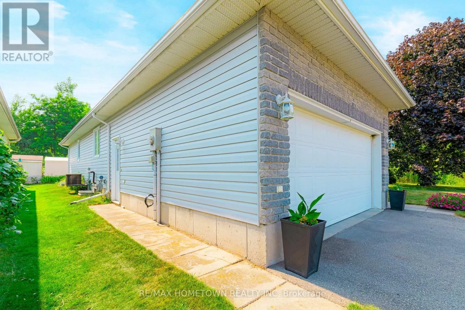1026 CRESTWOOD DRIVE