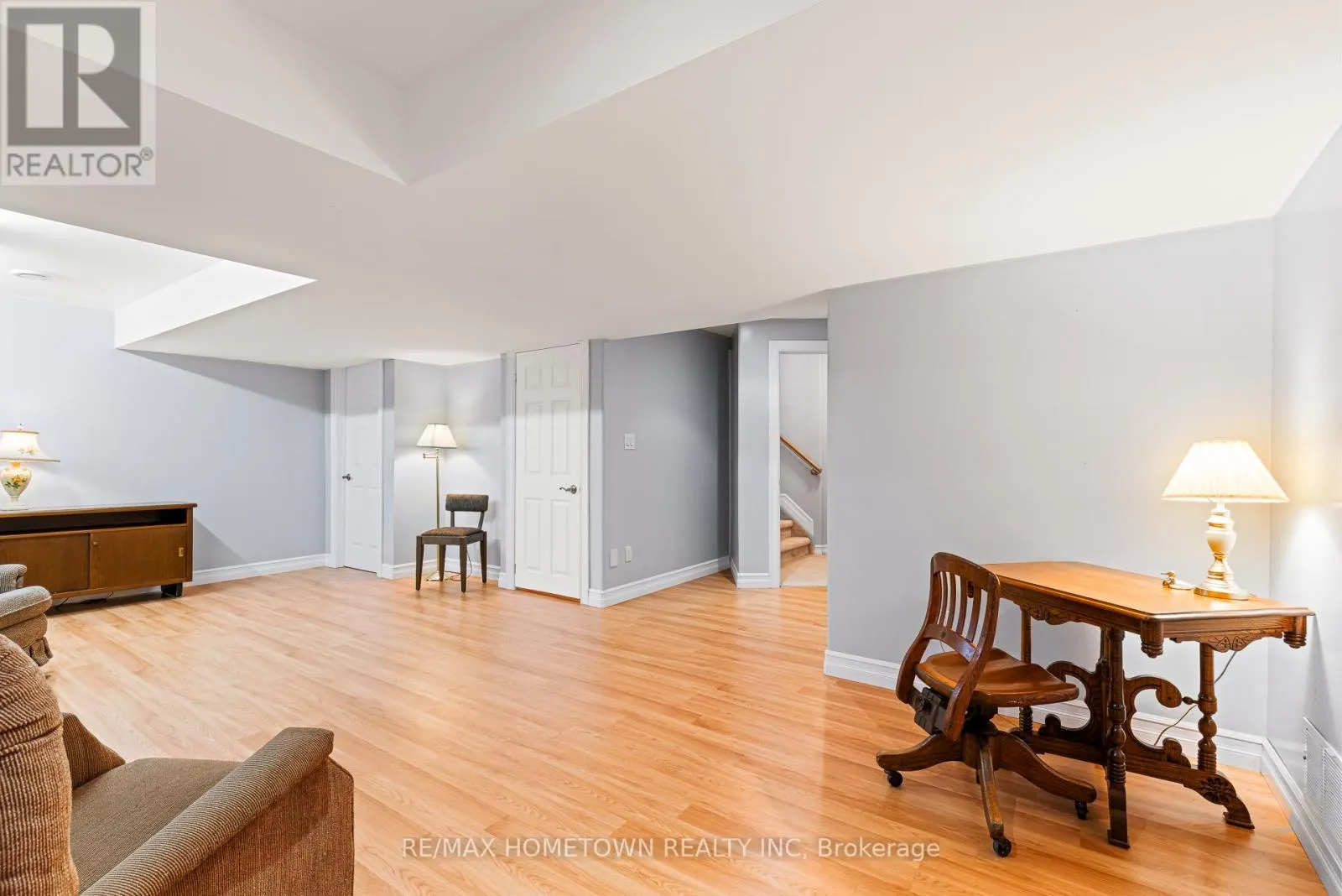 1026 CRESTWOOD DRIVE