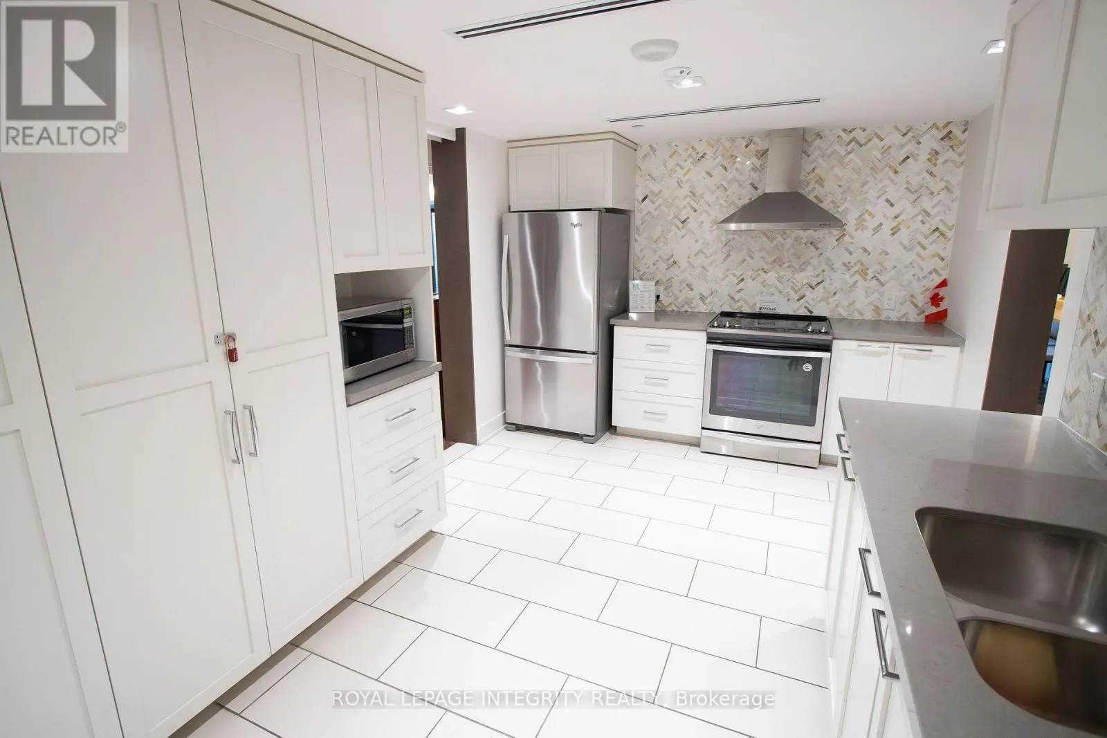 318 - 411 MACKAY STREET