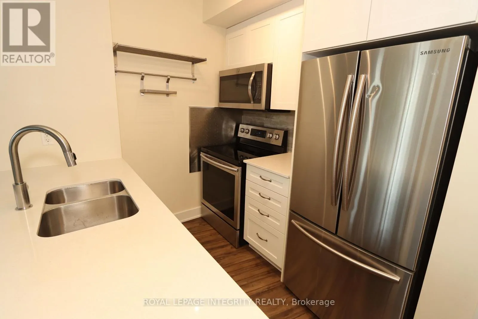 318 - 411 MACKAY STREET