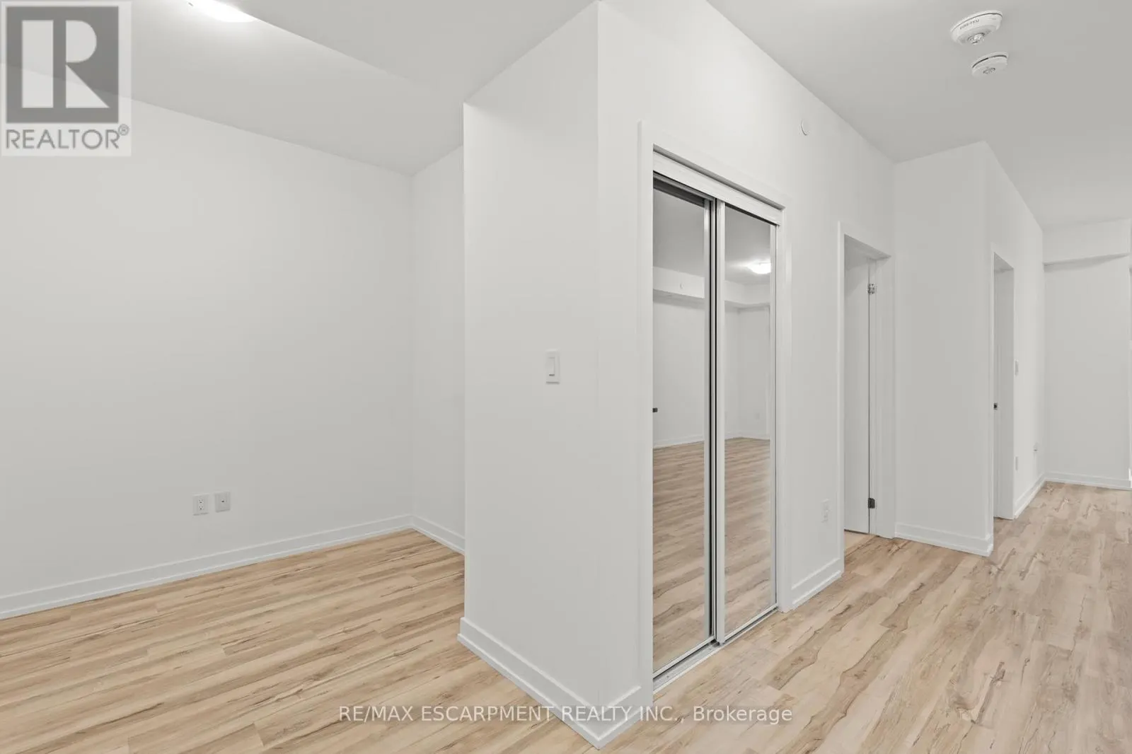 219 - 450 DUNDAS STREET E