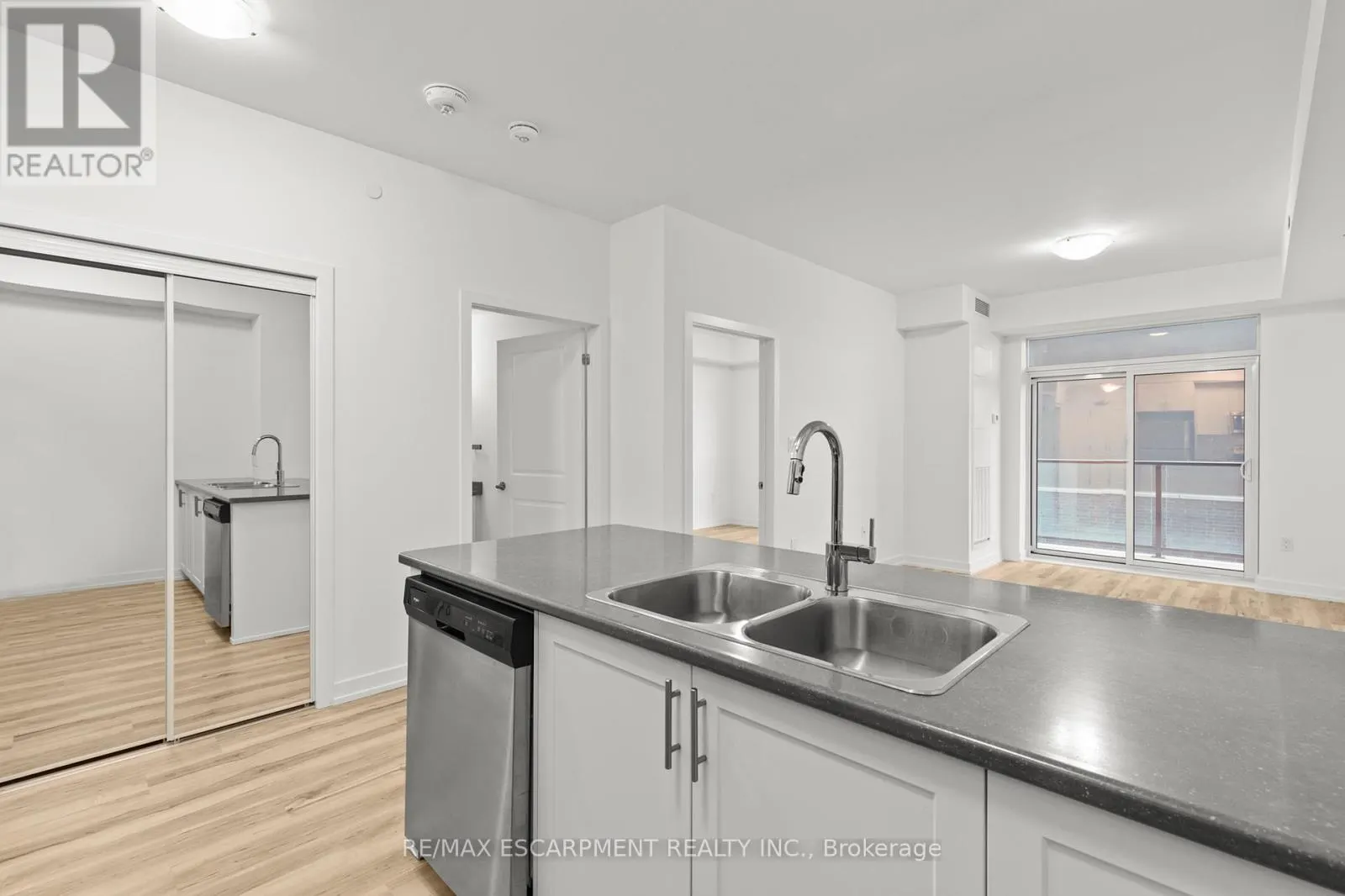 219 - 450 DUNDAS STREET E