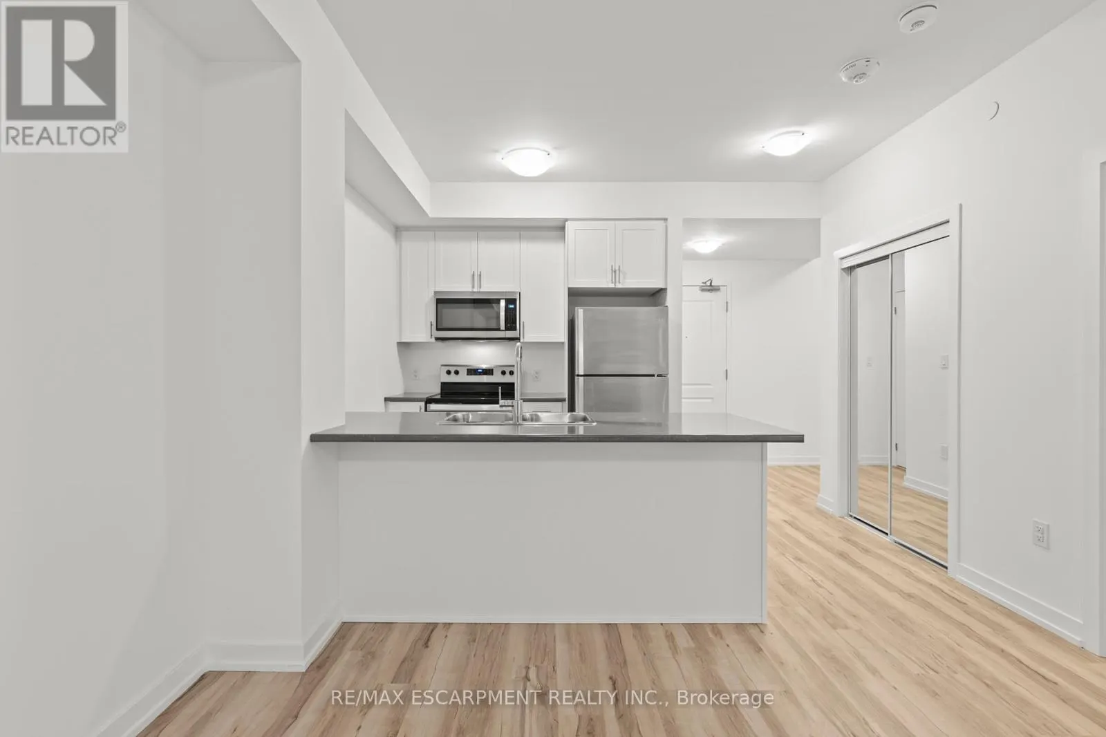 219 - 450 DUNDAS STREET E