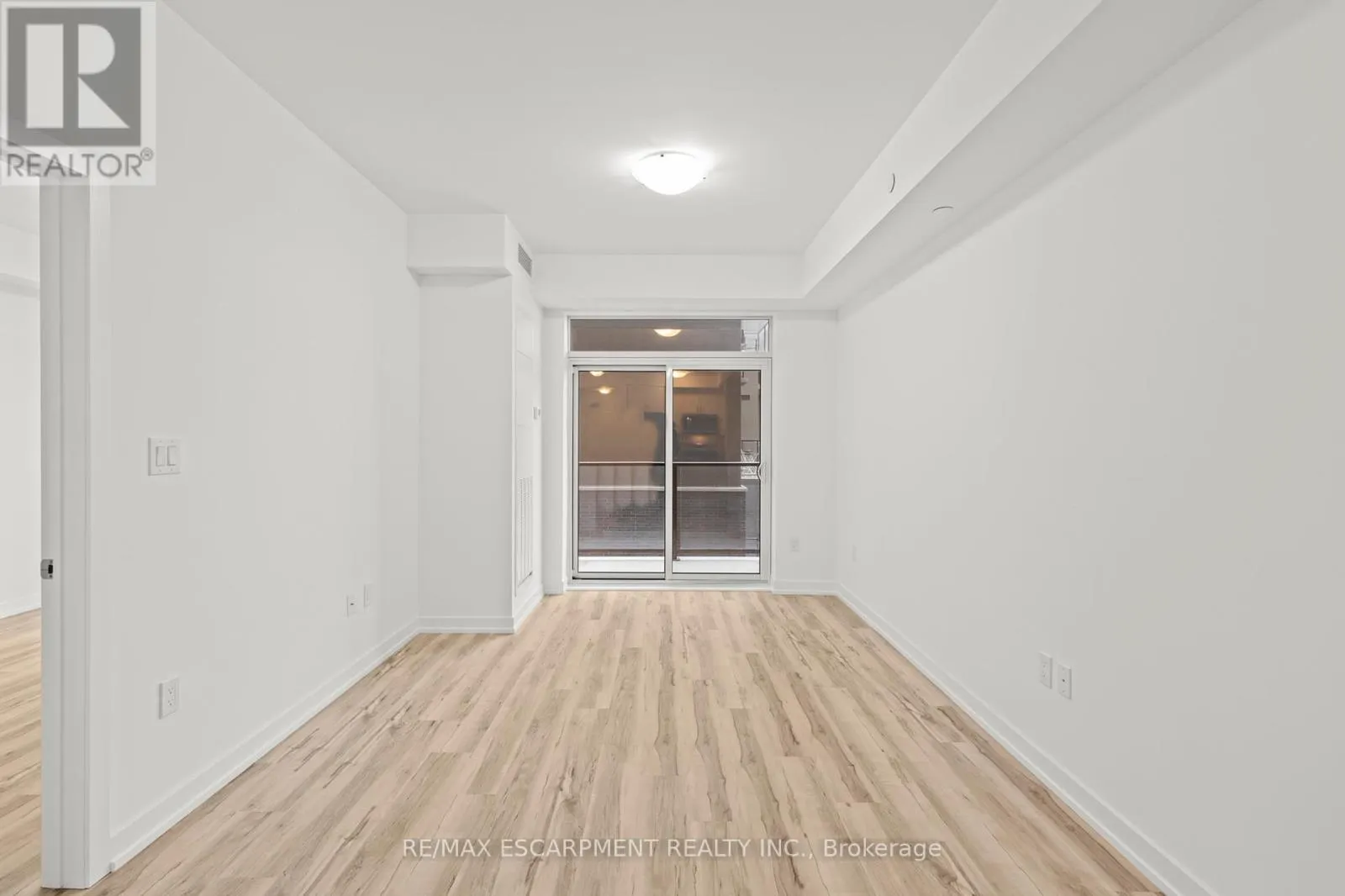 219 - 450 DUNDAS STREET E