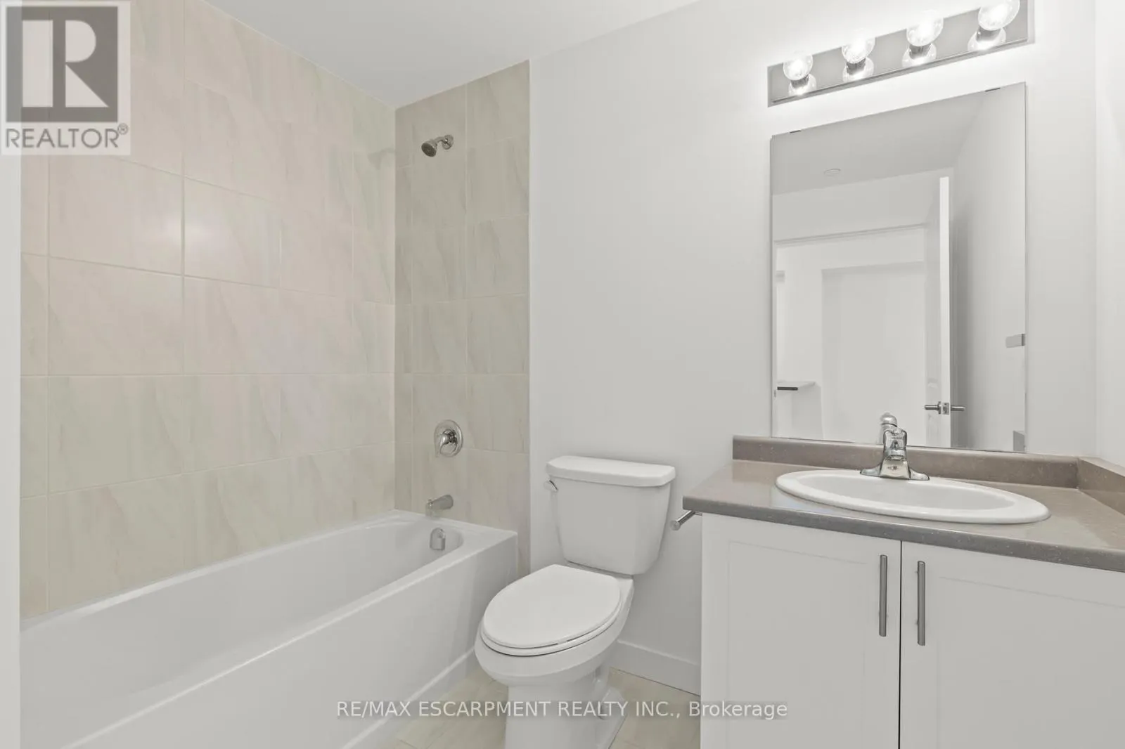 219 - 450 DUNDAS STREET E