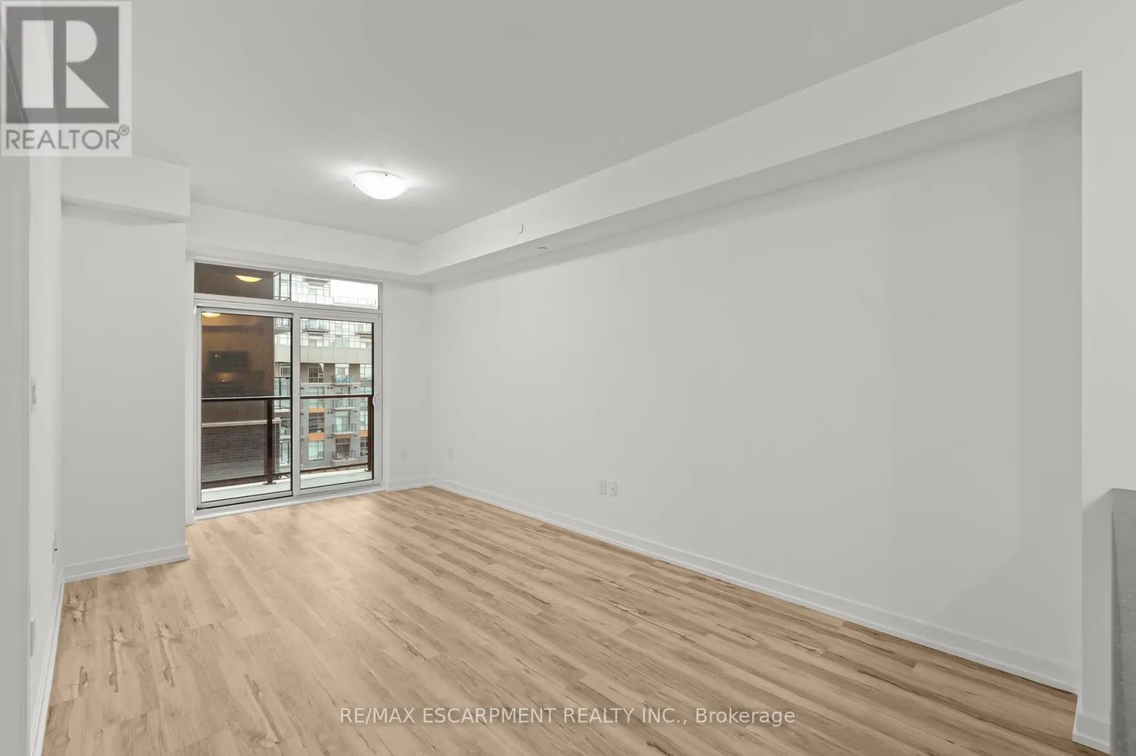 219 - 450 DUNDAS STREET E