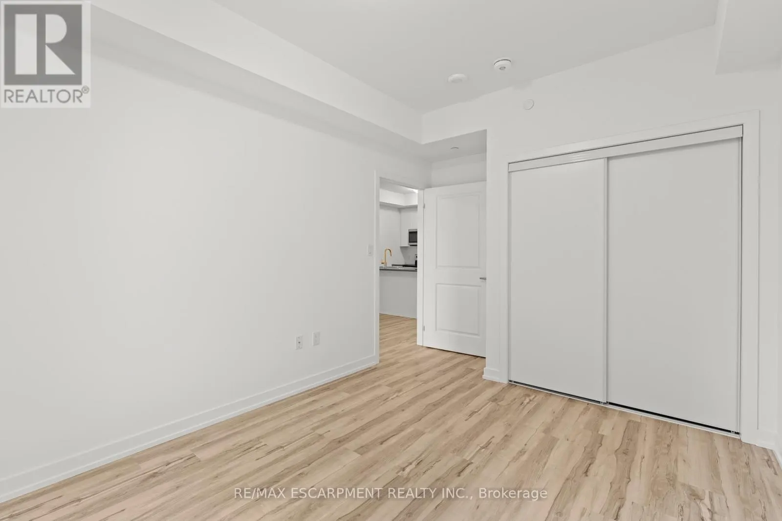 219 - 450 DUNDAS STREET E