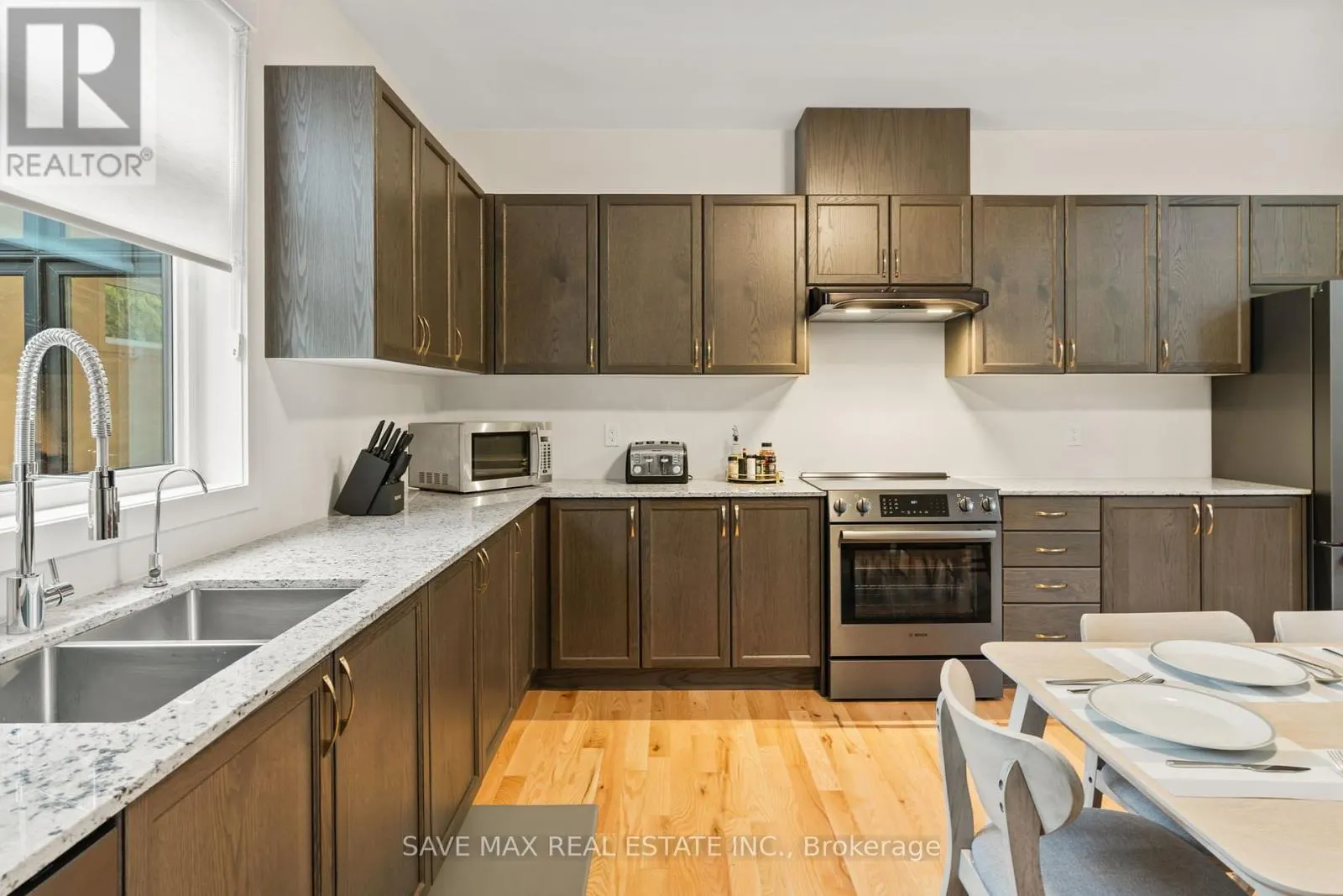 1049 GREENSVIEW DRIVE