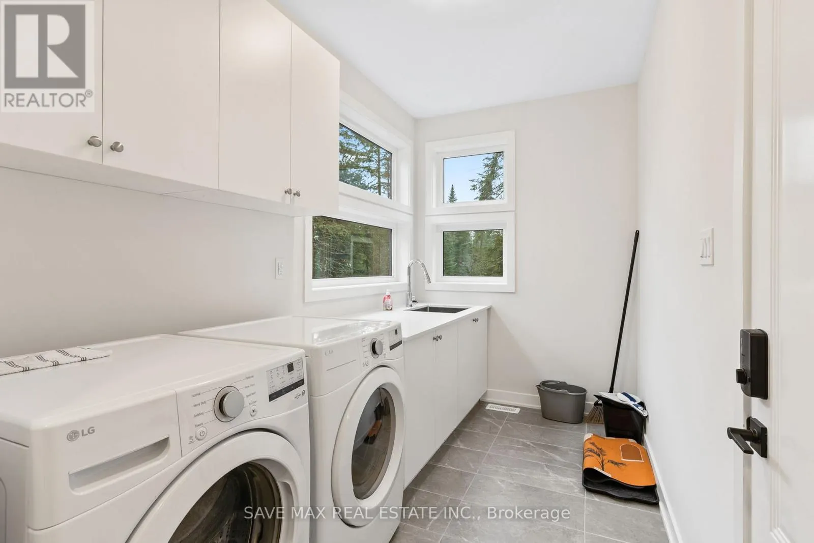 1049 GREENSVIEW DRIVE