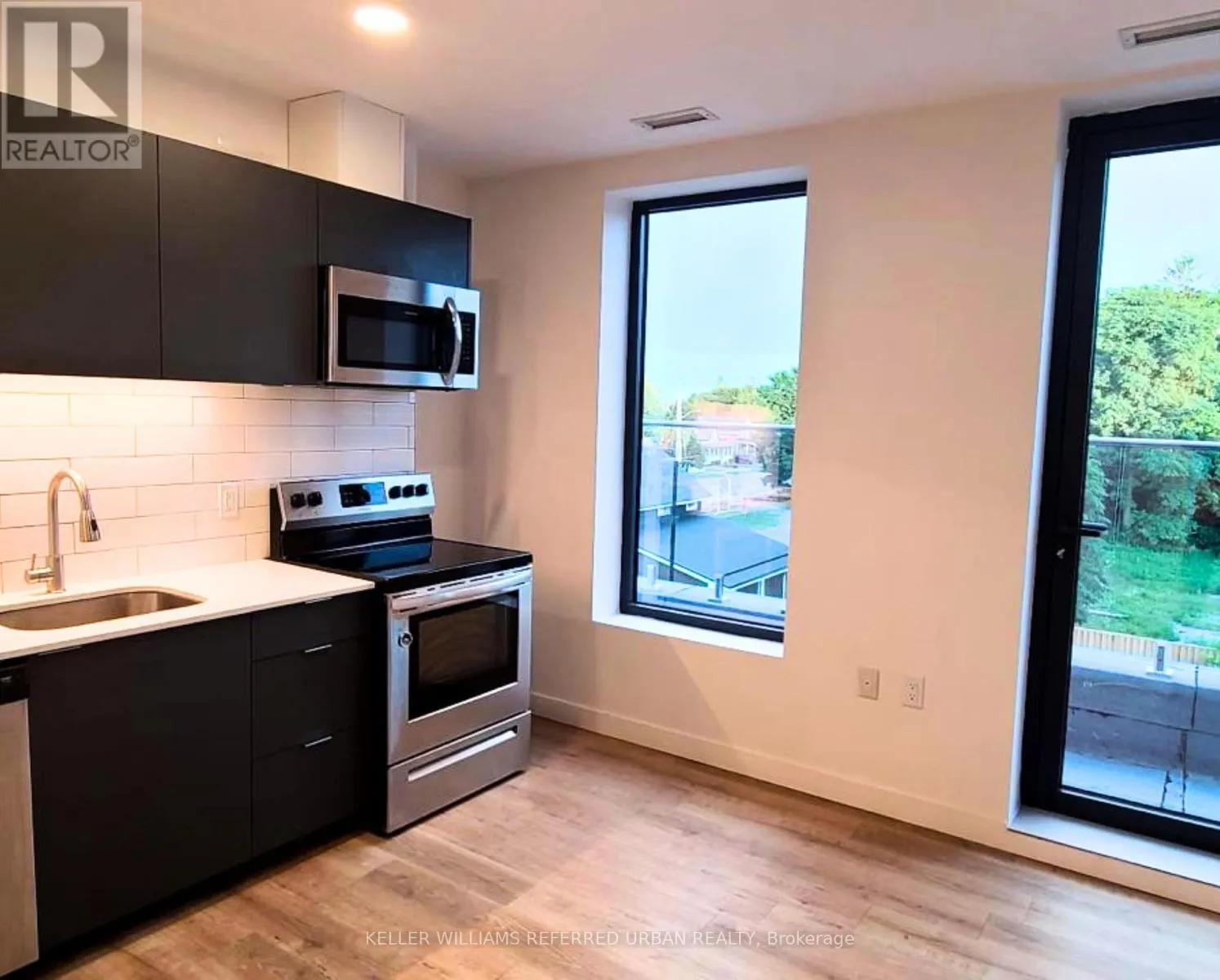 413 - 325 UNIVERSITY AVENUE W