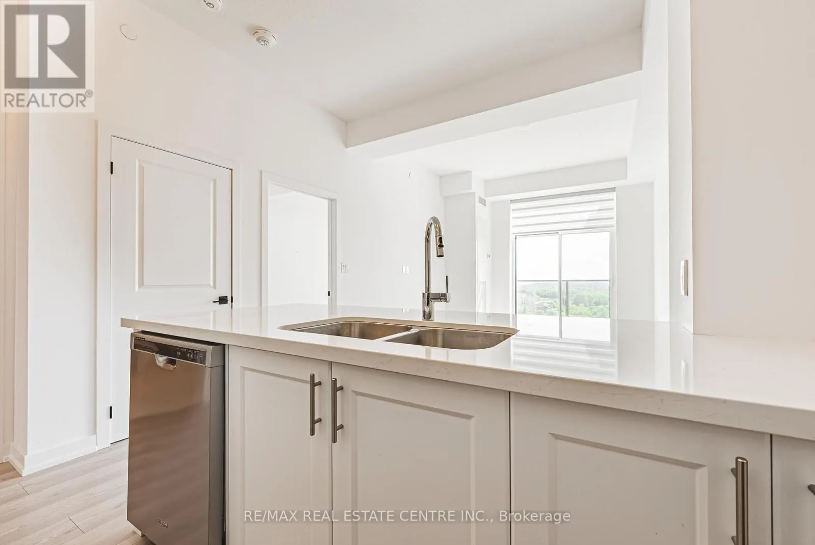 1213 - 450 DUNDAS STREET E