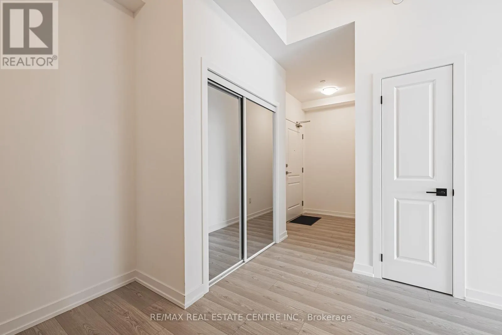 1213 - 450 DUNDAS STREET E