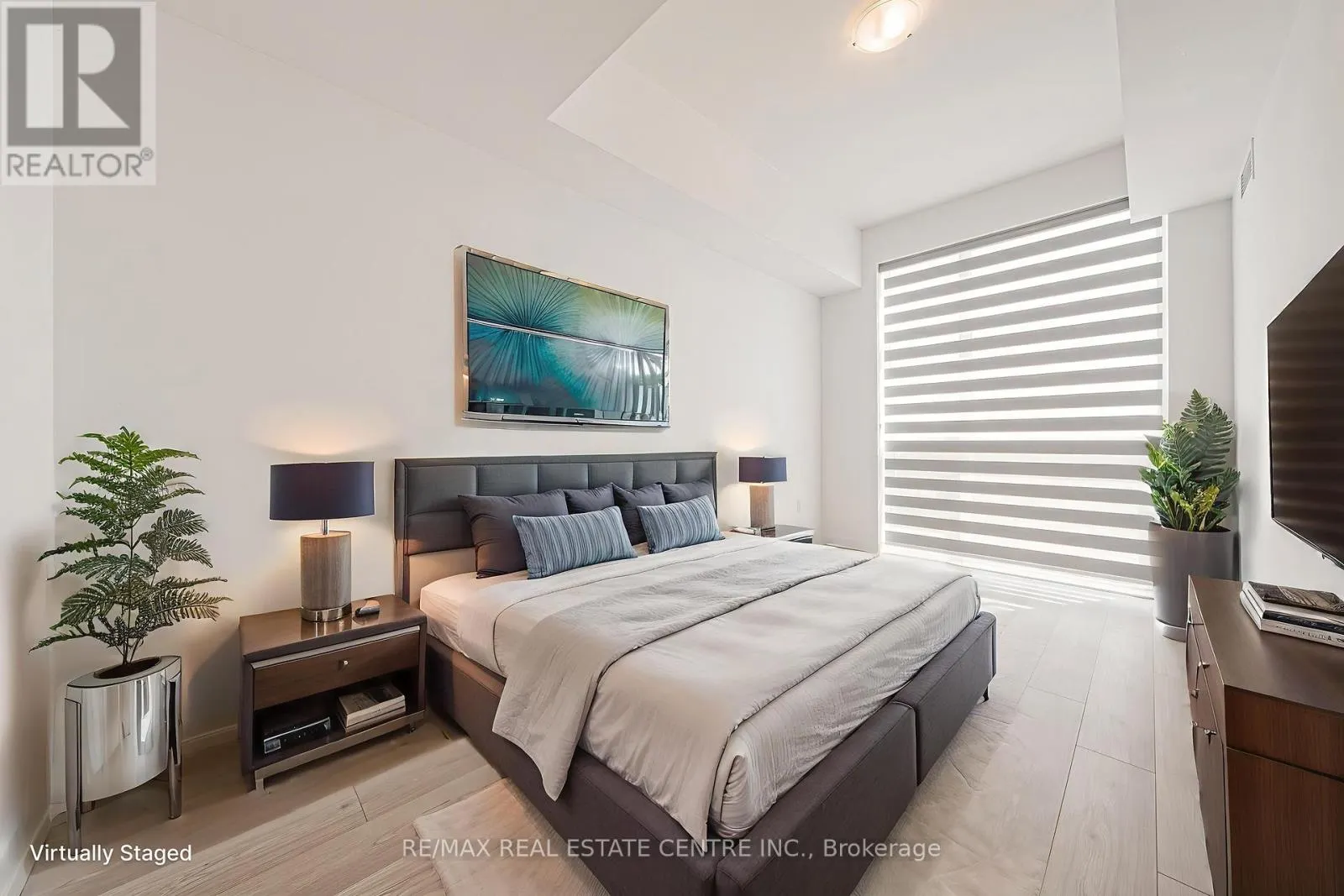 1213 - 450 DUNDAS STREET E