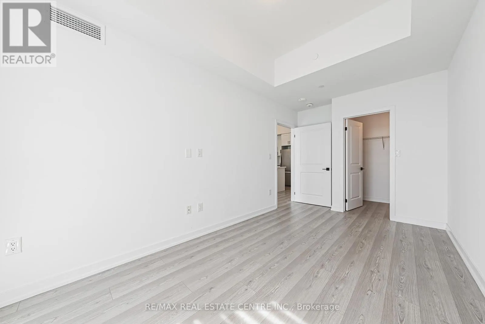 1213 - 450 DUNDAS STREET E