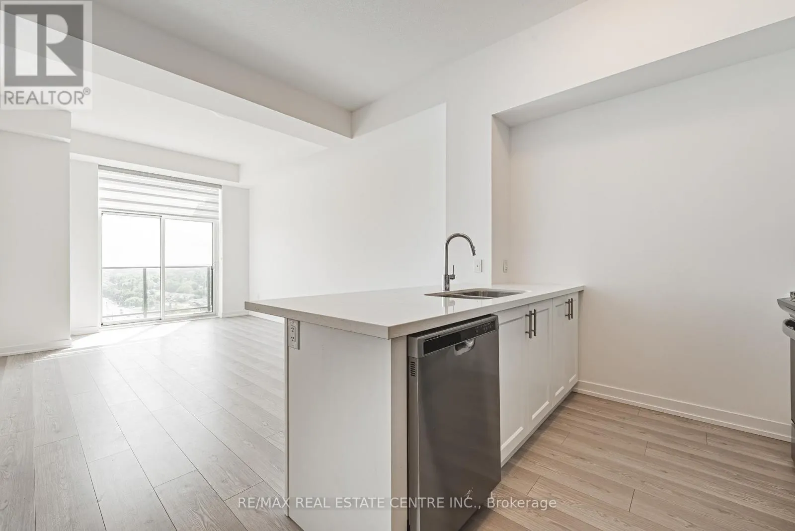 1213 - 450 DUNDAS STREET E