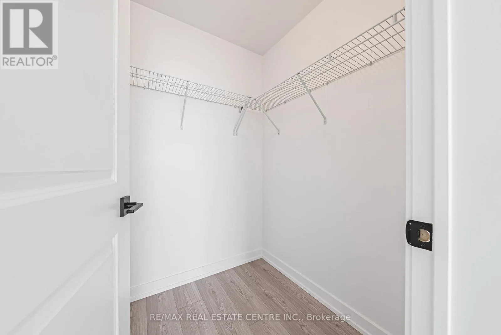 1213 - 450 DUNDAS STREET E