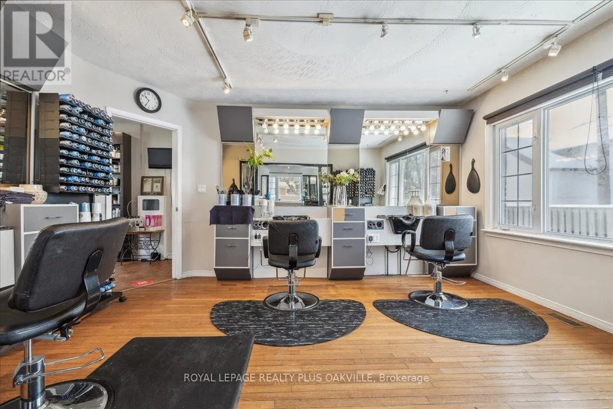 294 DUNDAS STREET E