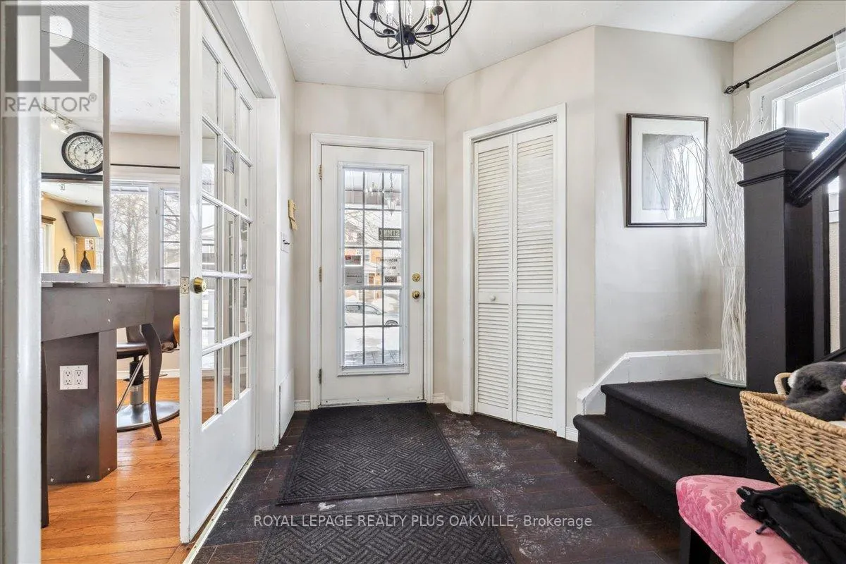 294 DUNDAS STREET E