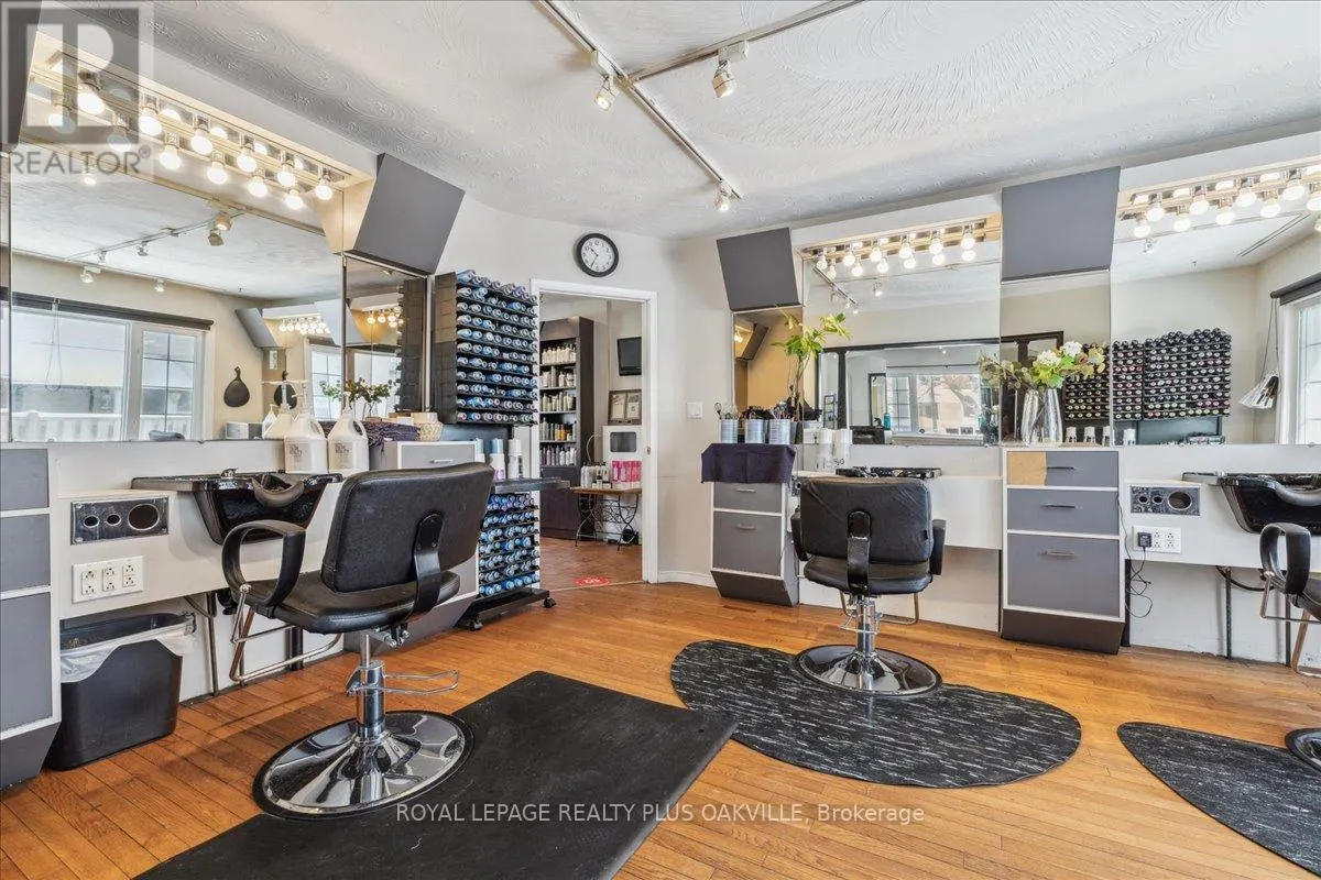 294 DUNDAS STREET E