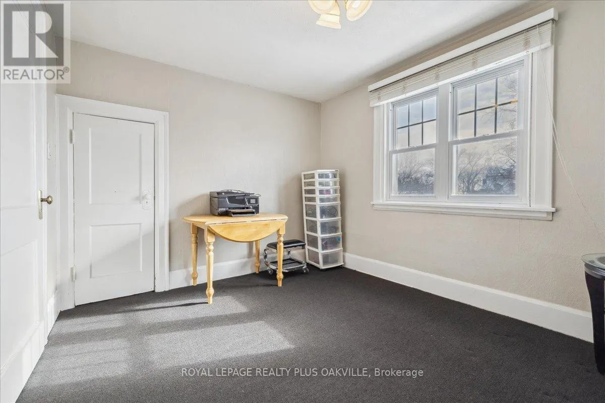 294 DUNDAS STREET E