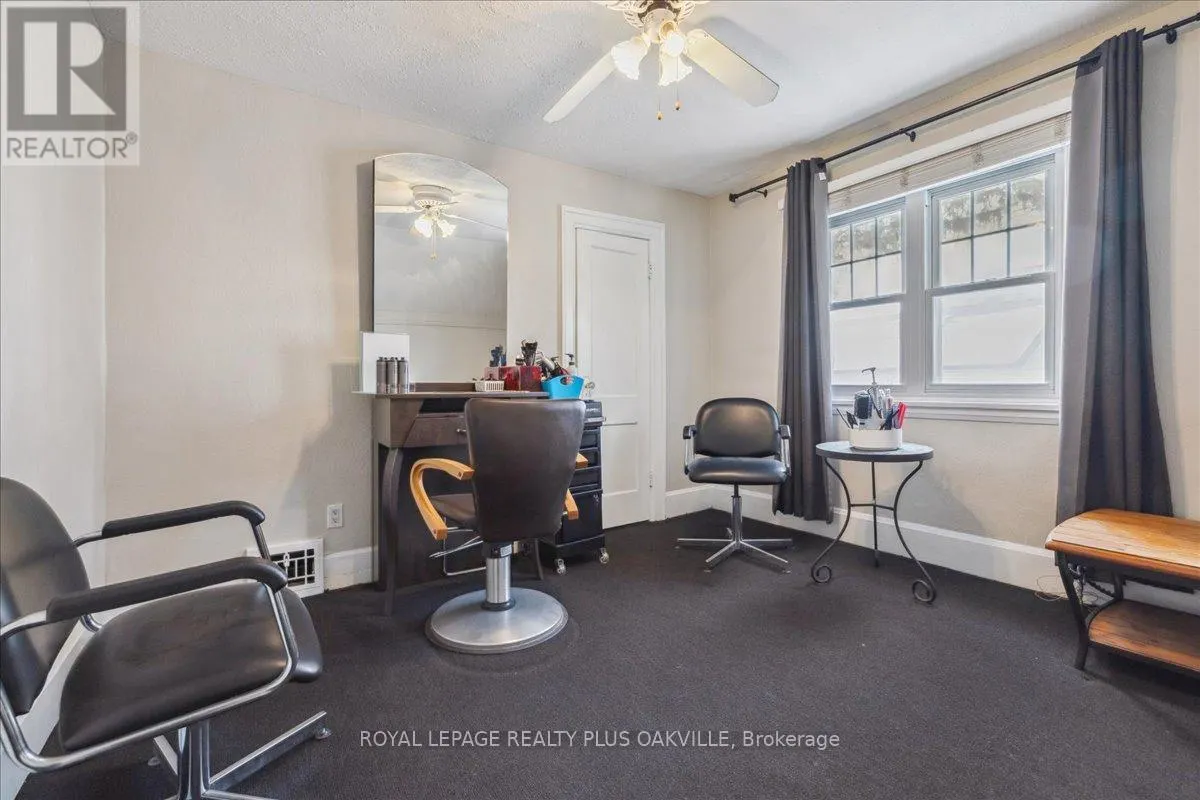 294 DUNDAS STREET E