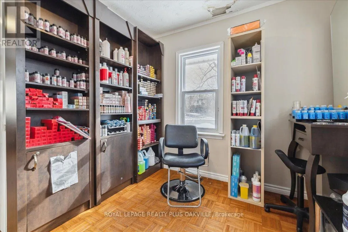 294 DUNDAS STREET E