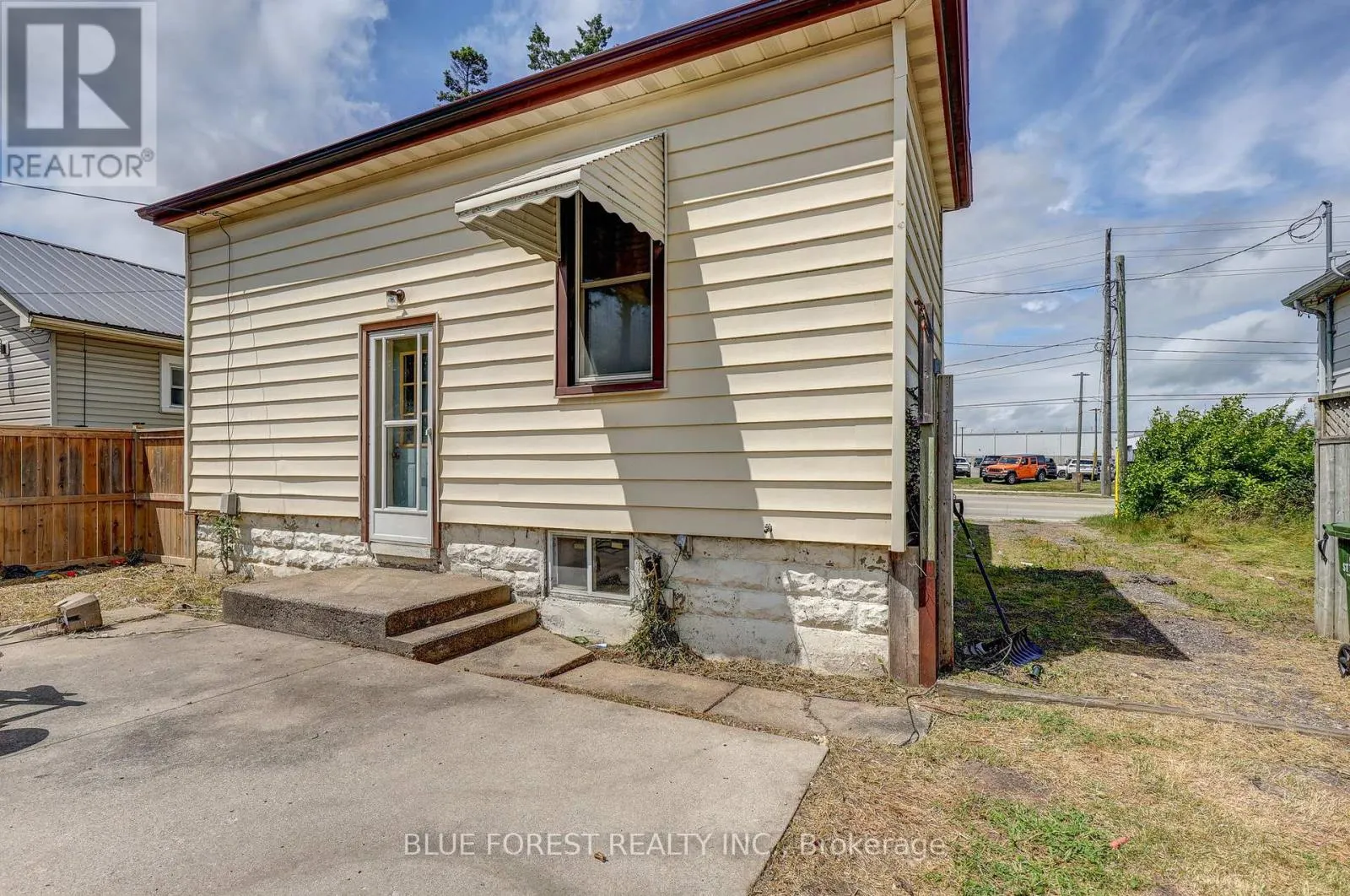 272 WELLINGTON STREET N