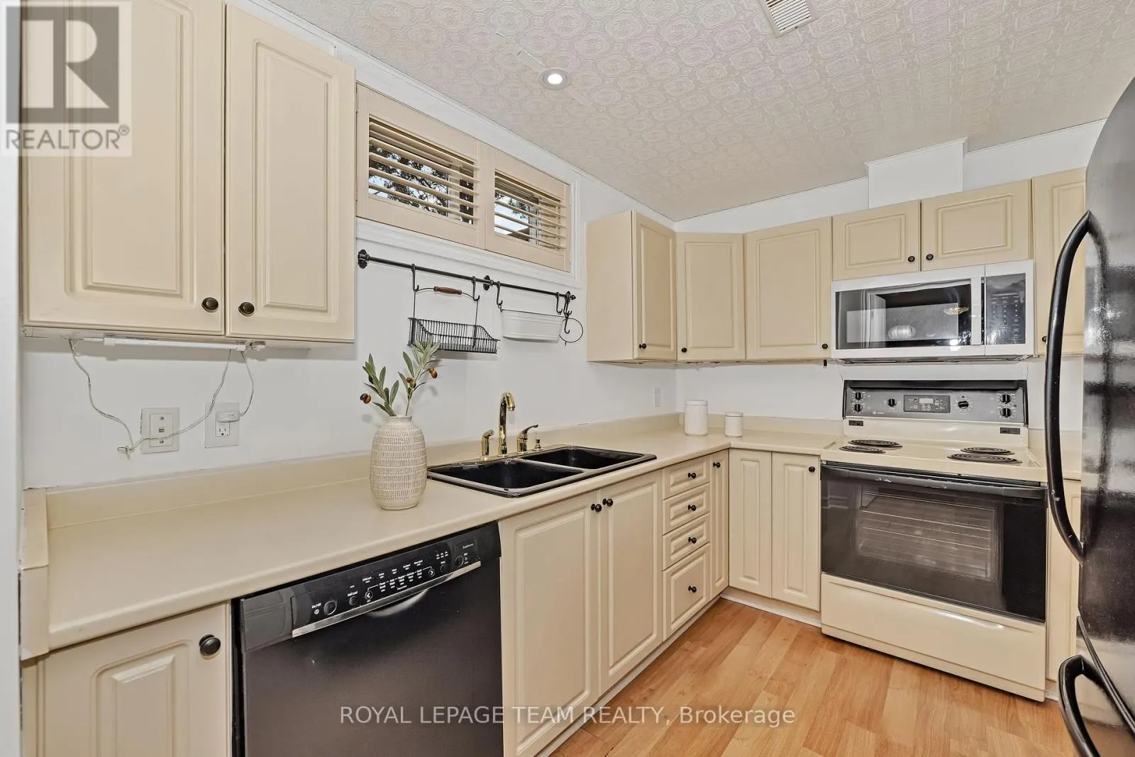 27 HERITAGE GROVE CRESCENT