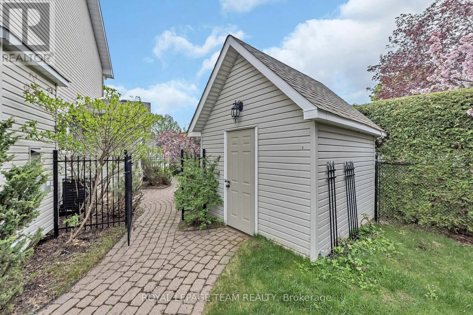 27 HERITAGE GROVE CRESCENT