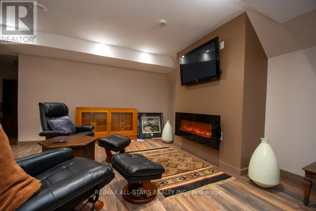 28 ELLIS CRESCENT