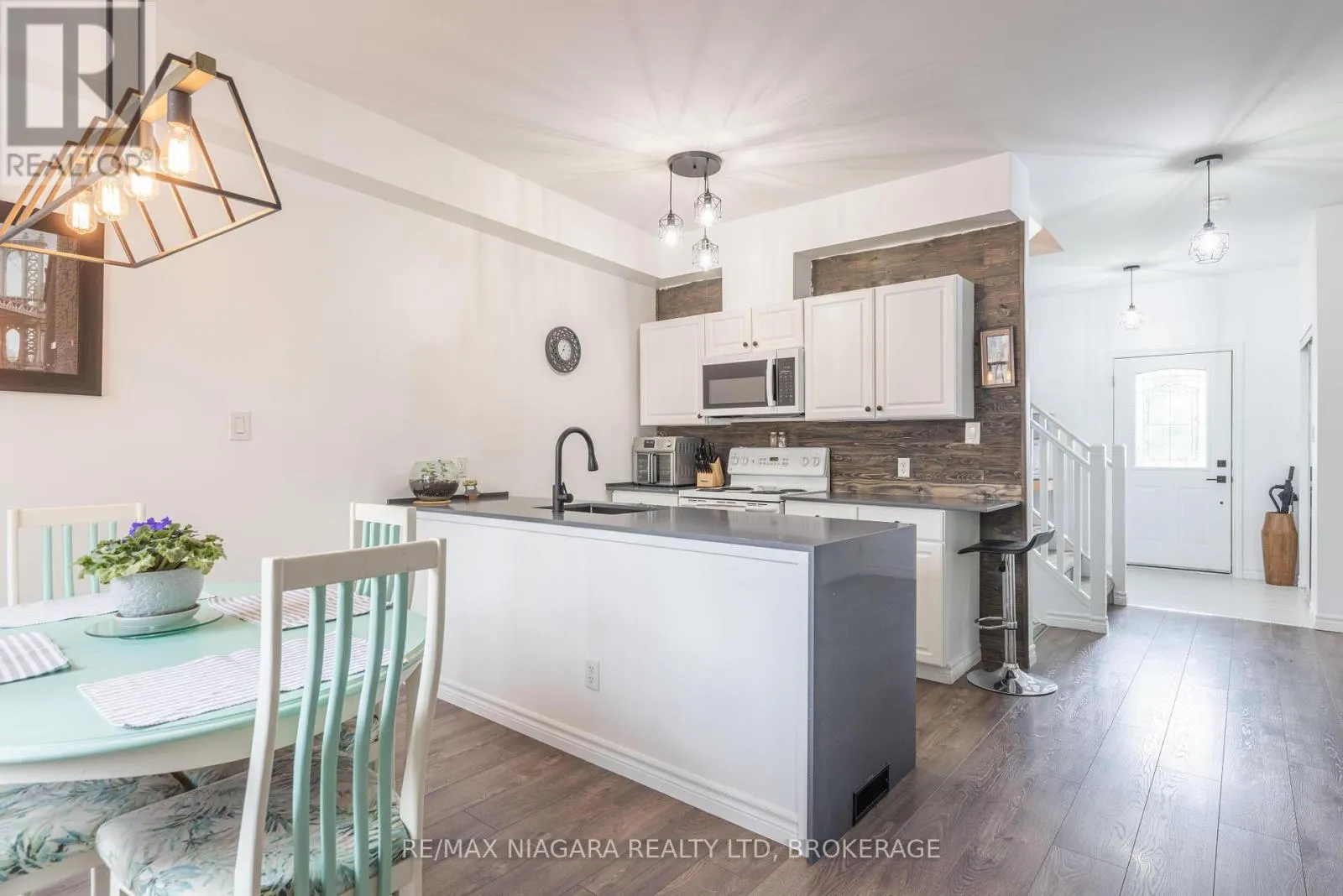 203 CAMBRIDGE ROAD E