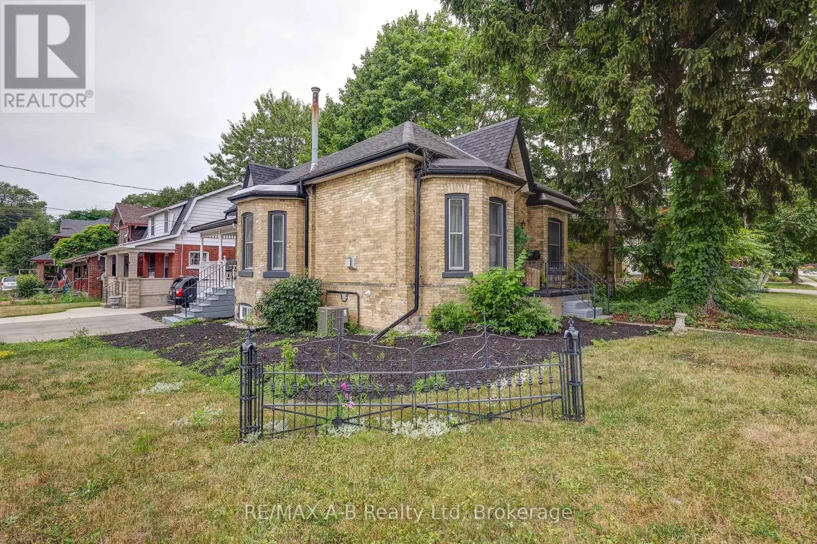 246 WELLINGTON STREET