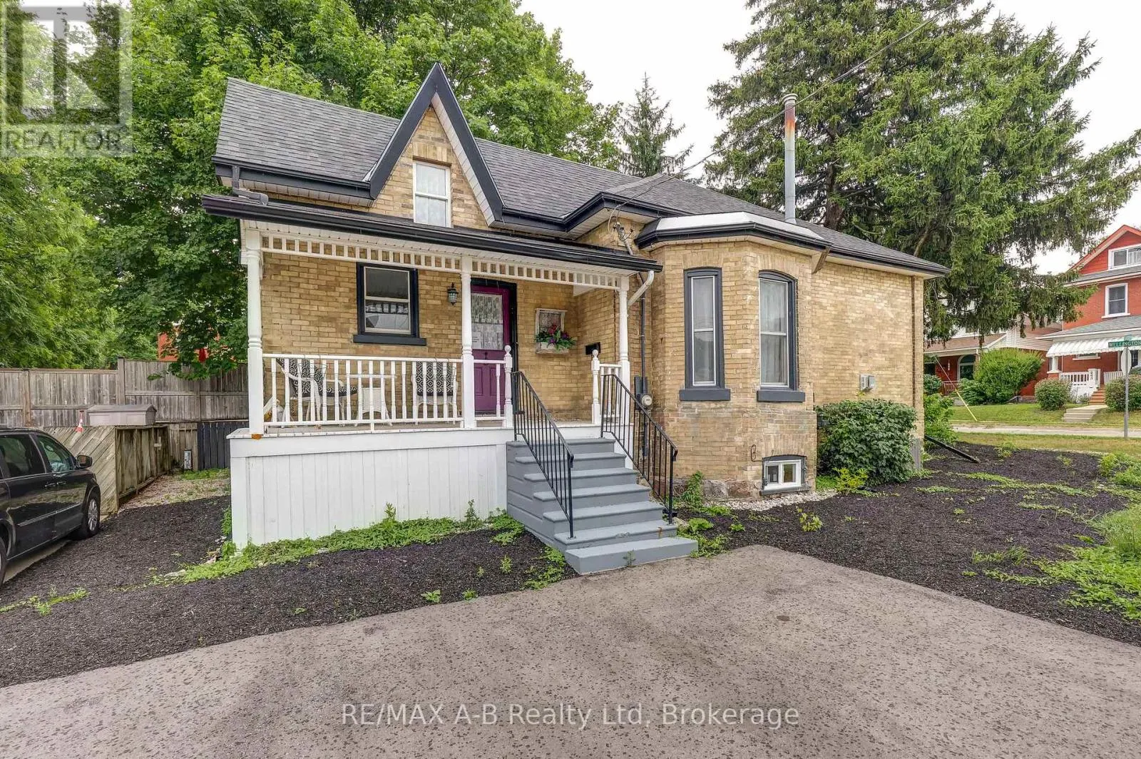 246 WELLINGTON STREET