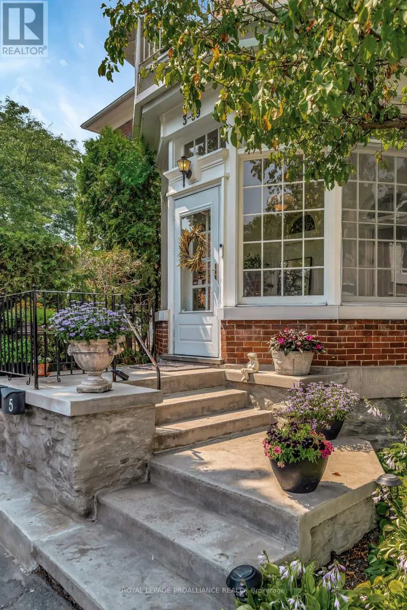3 - 99 BRIDGE STREET E, #3