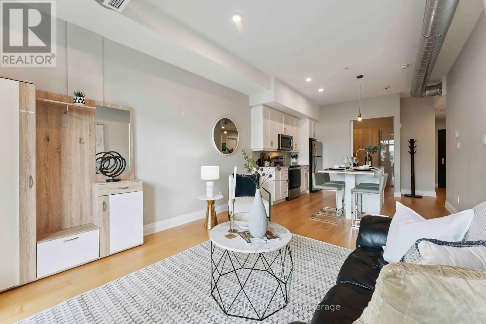 302 - 101 PINHEY STREET