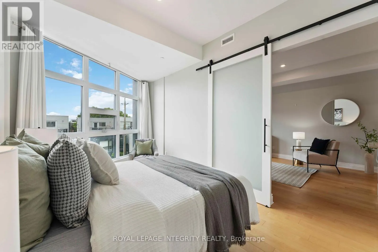 302 - 101 PINHEY STREET