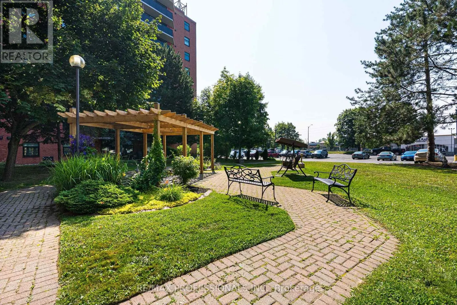 905 - 9 BONHEUR COURT