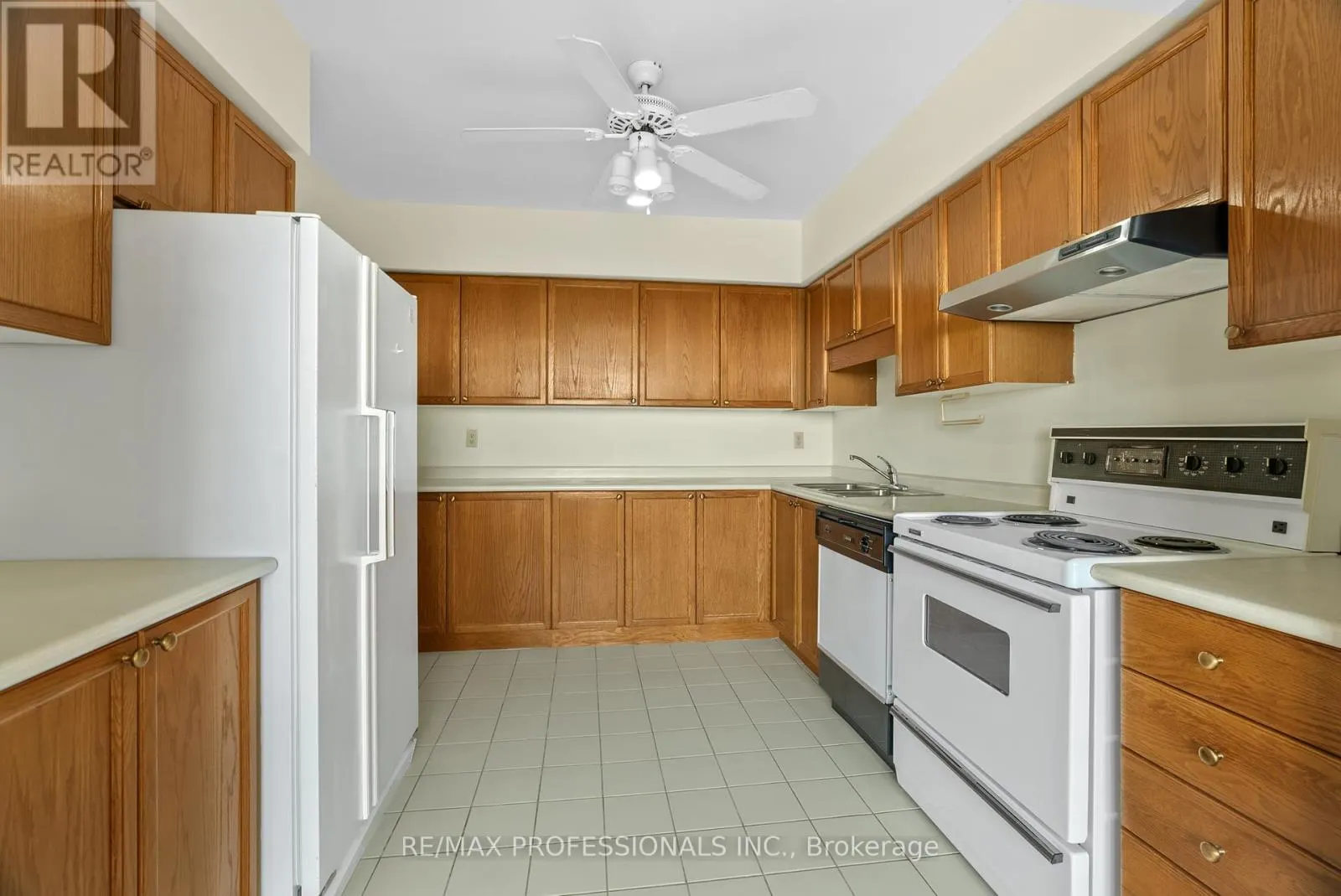 905 - 9 BONHEUR COURT