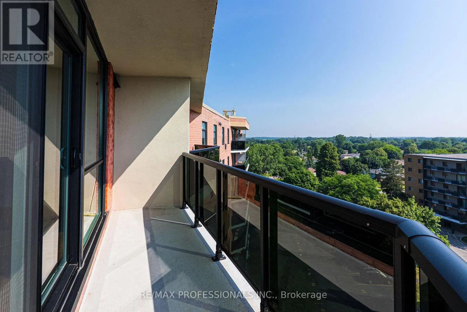 905 - 9 BONHEUR COURT
