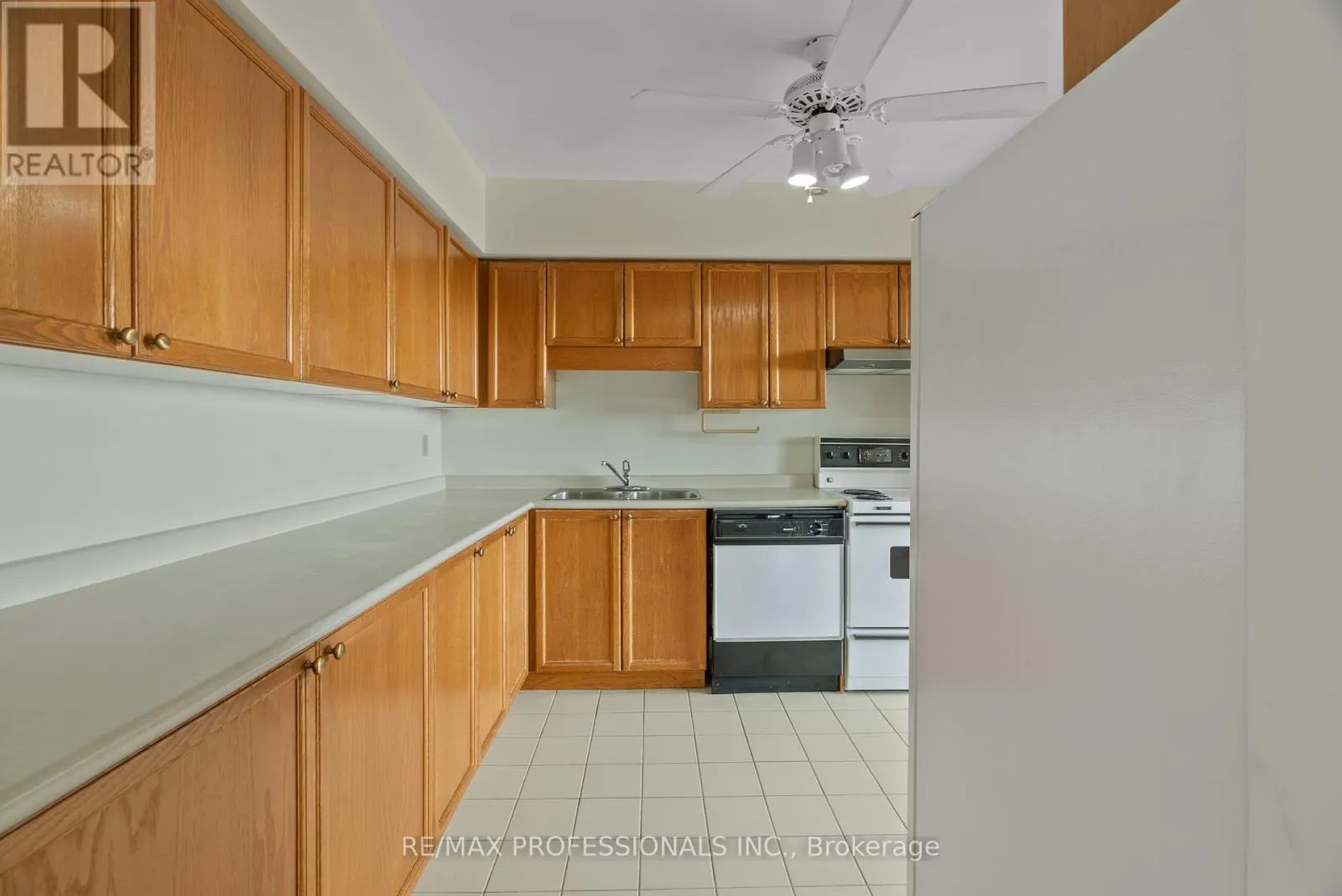 905 - 9 BONHEUR COURT
