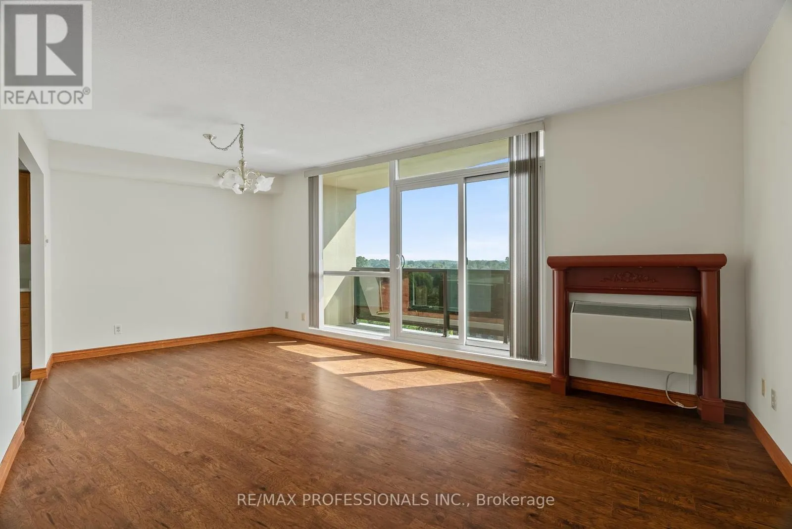 905 - 9 BONHEUR COURT