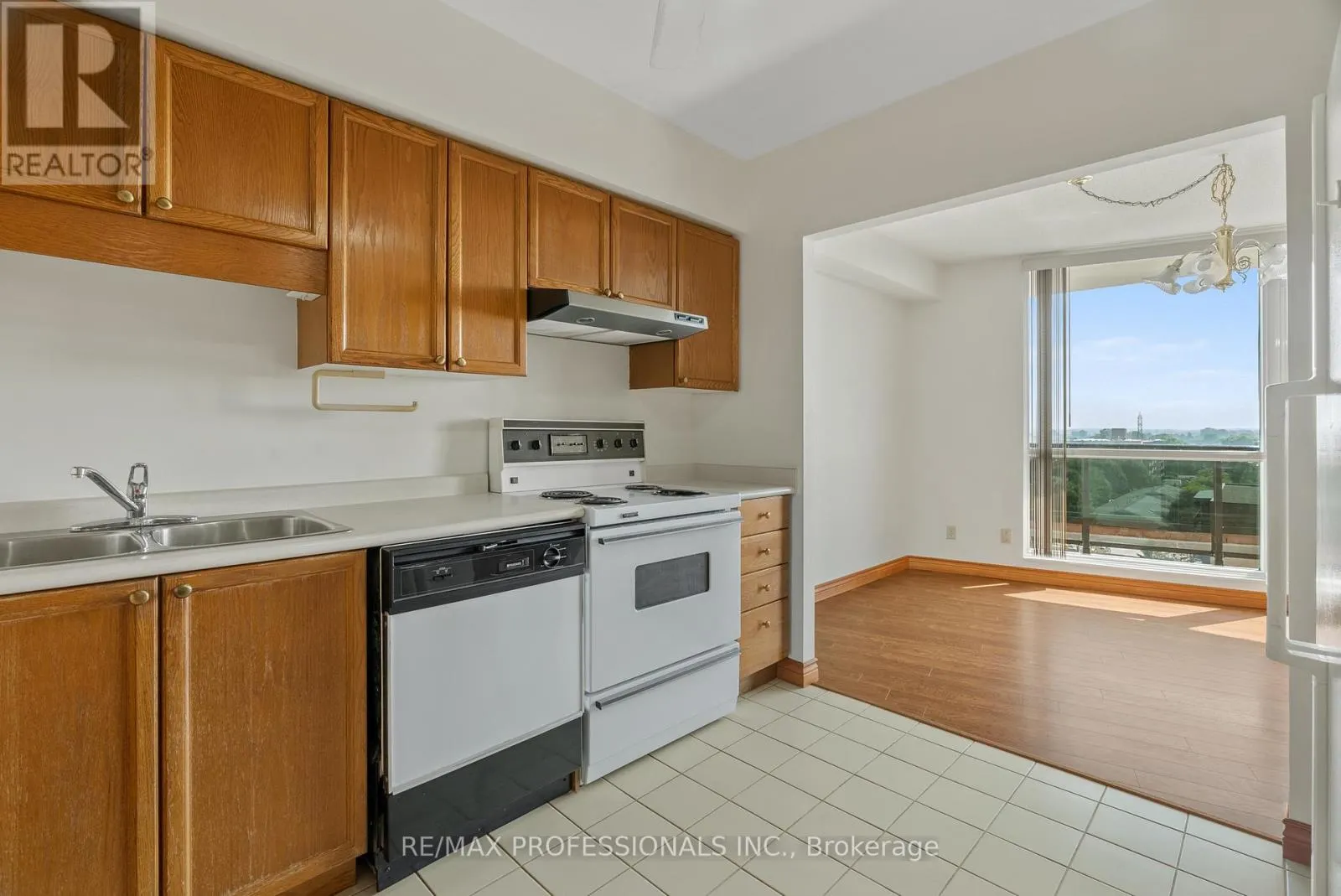 905 - 9 BONHEUR COURT