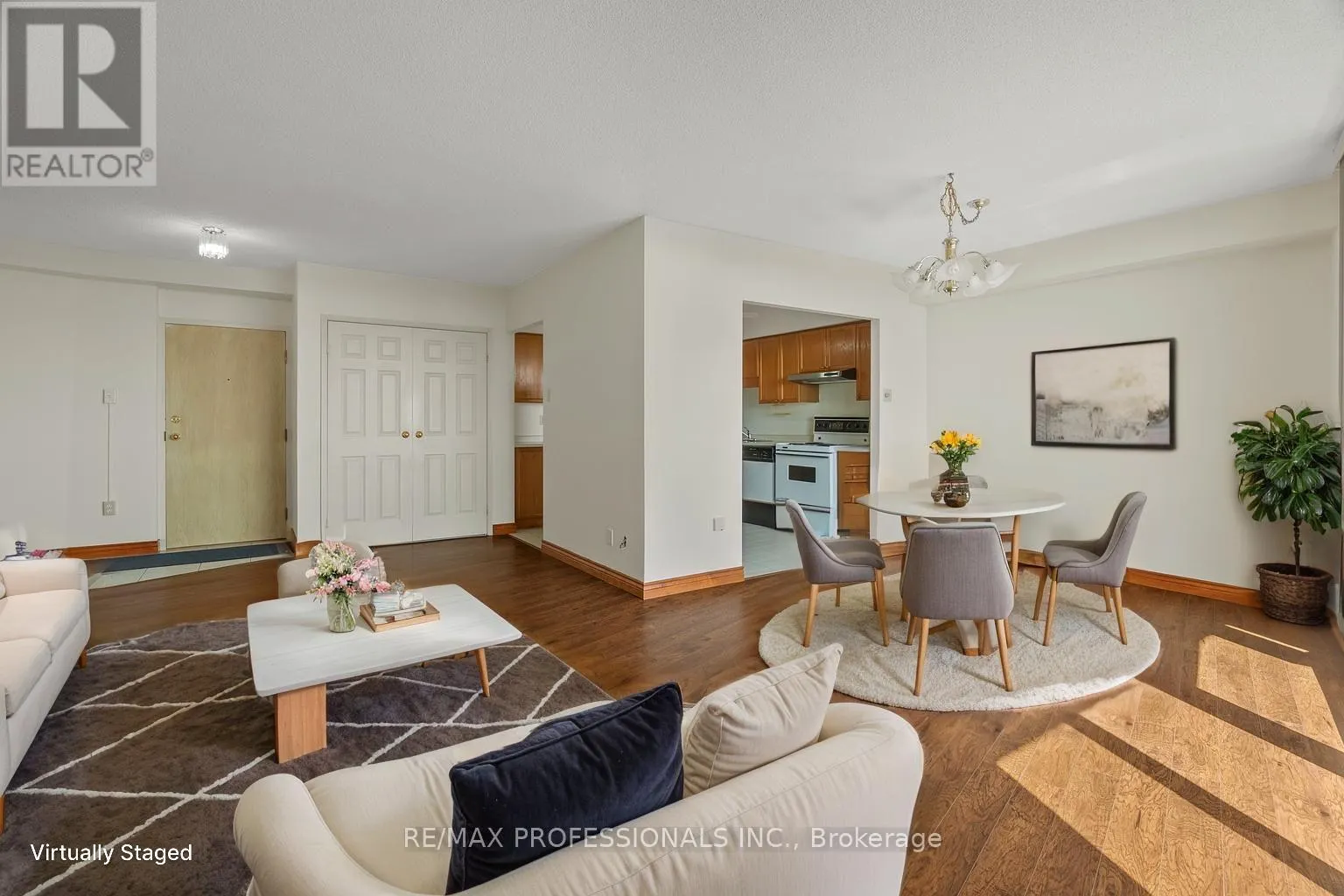 905 - 9 BONHEUR COURT